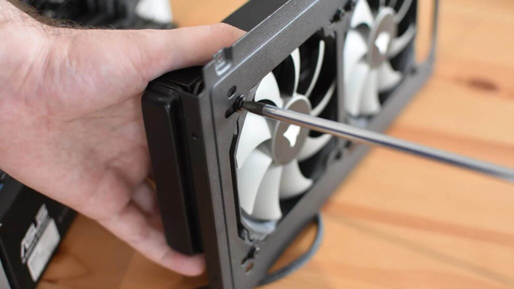 How tight should be a heatsink mounted to CPU